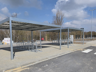 Fahrradunterstände mit Fahrradständern vor Industriehallen in Salzgitter