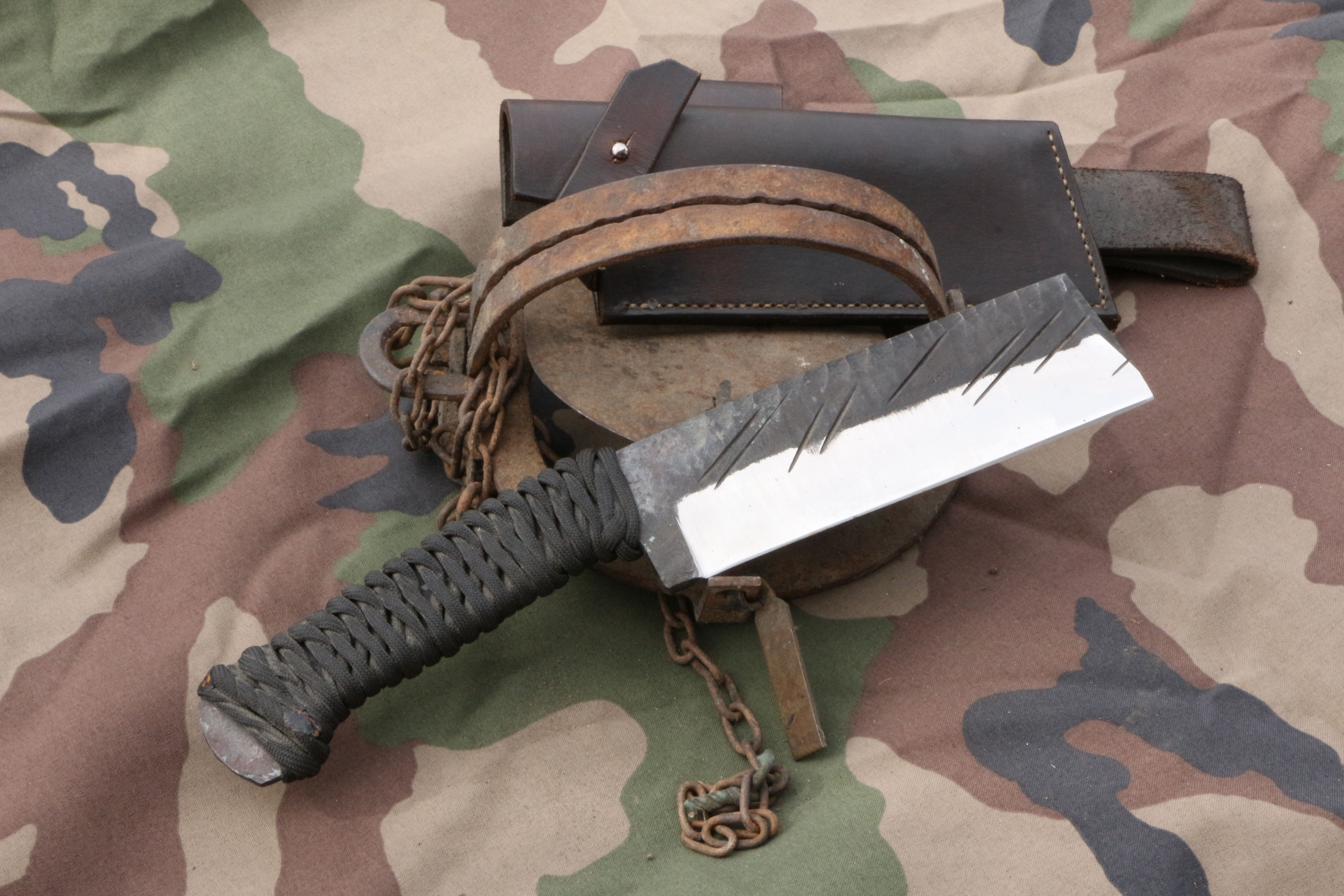 couteau de camp et son étui