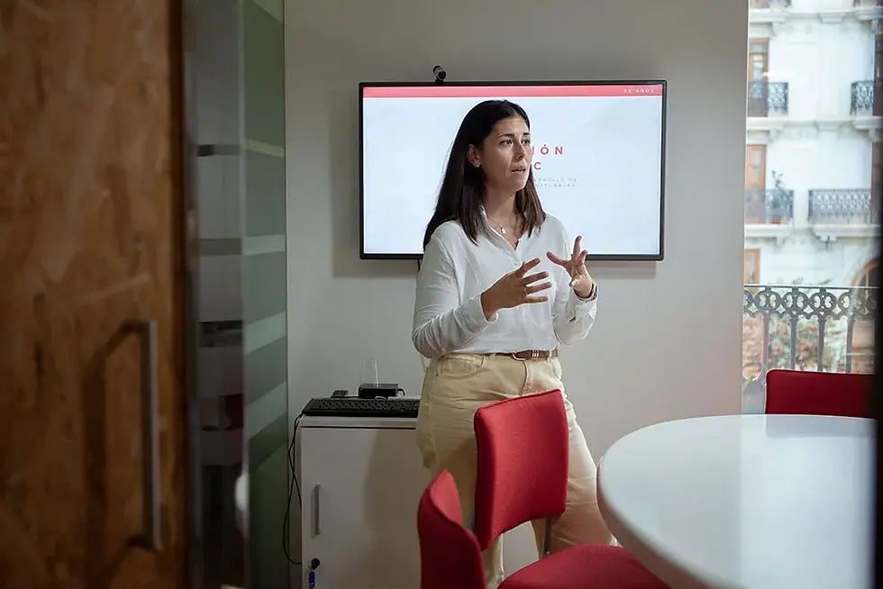 El modelo clásico de comunicación resulta limitado frente a la complejidad actual: hoy influyen el contexto, las emociones y la corporalidad en cada interacción.