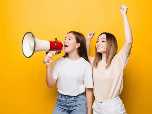 Persona expresándose con un megáfono frente a un grupo: la fuerza de declarar y hacerse escuchar, símbolo del poder de la palabra