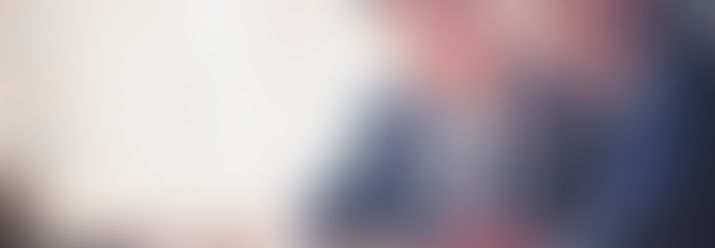 Coach inmobiliario asesorando a un agente durante una reunión de trabajo