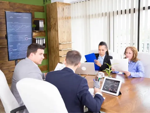 coach de equipos facilitando una reunión de trabajo para mejorar la comunicación y la colaboración del equipo