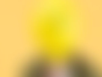 Persona sosteniendo un globo con cara enojada frente a su rostro, simbolizando el enojo reprimido y las emociones ocultas.