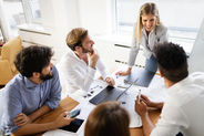 Grupo de personas participando en una reunión de trabajo colaborativo, representando los diferentes roles grupales y la dinámica de interacción dentro de un equipo.