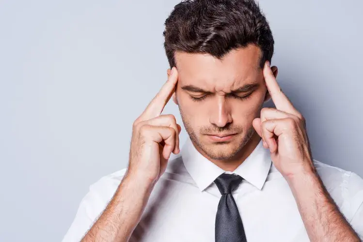 Hombre concentrado simbolizando el foco y la reflexión interna en el compromiso ontológico