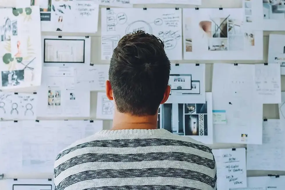 persona reflexionando frente a ideas y notas sobre desarrollo personal y lenguaje