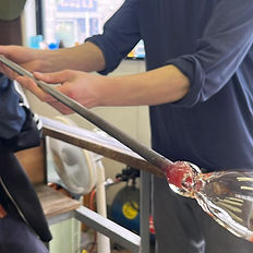 吹きガラス体験の様子