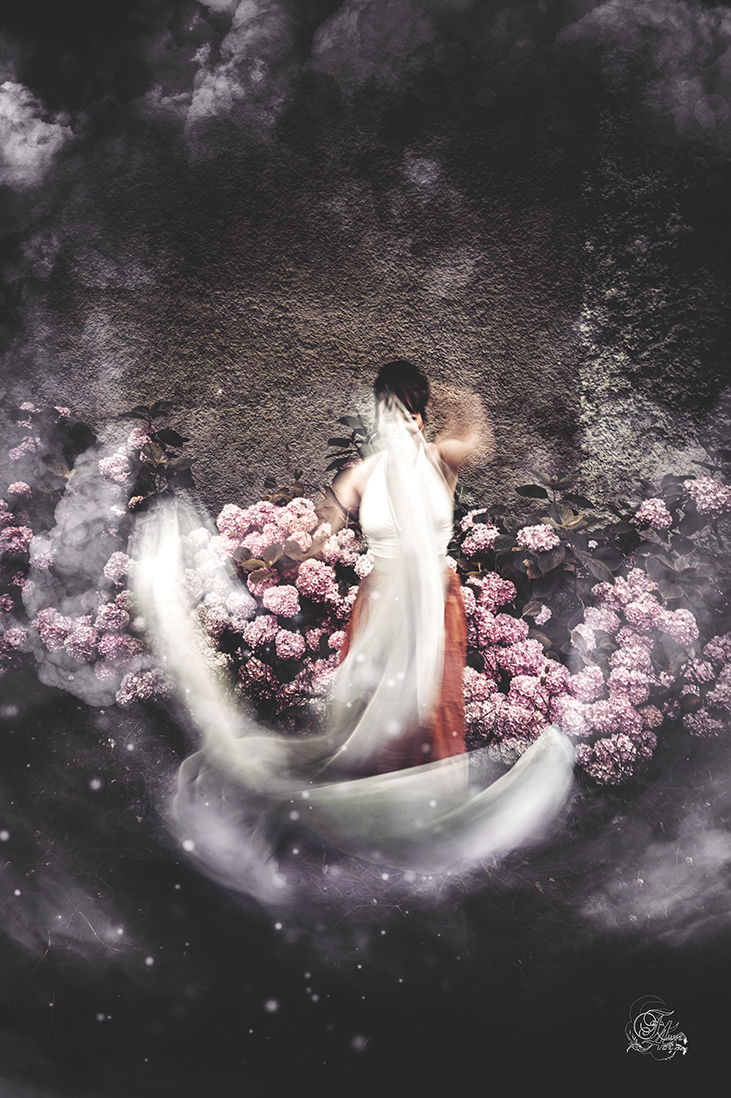 Femme en robe blanche parmi les roses, Reflets De Fawn, Le Mouvement, beau cadre.