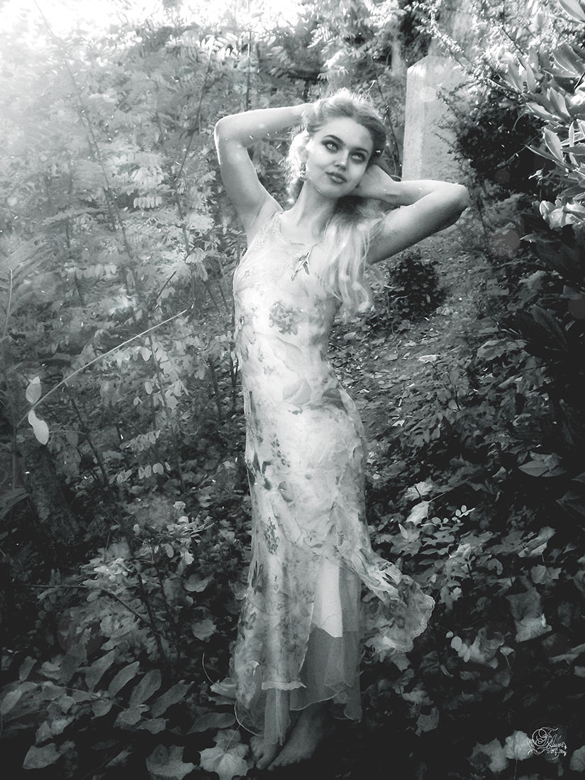 Olga pose, belle robe, regardant l'appareil photo, entourée de feuillage, Reflets De Fawn