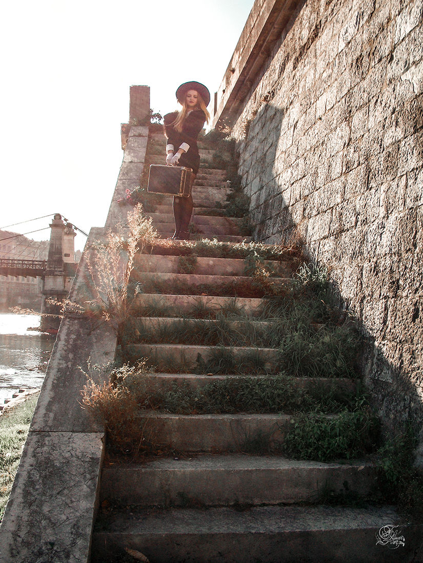 Femme sur un escalier en pierre, Olga, chapeau et bottes, Reflets De Fawn