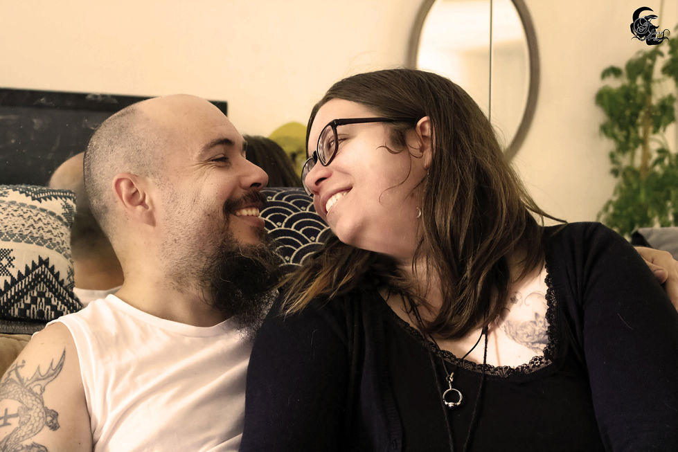 Un couple souriant se regarde. Olga et le miroir en arrière-plan. Reflets De Fawn.