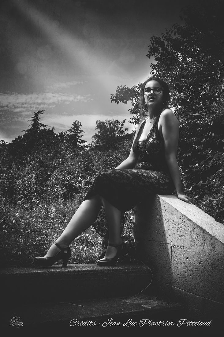 Femme assise sur un mur, texte : Secrets, La Nymphe et la Faune, Reflets De Fawn, nature.