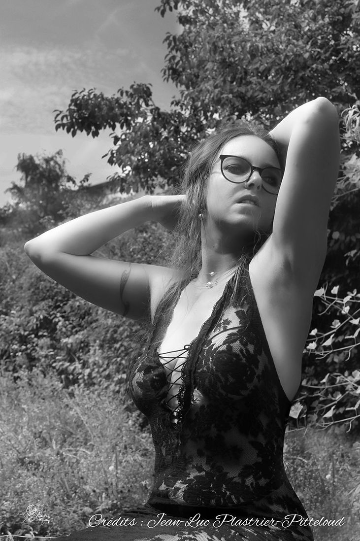 Femme avec des lunettes pose dans la nature, Reflets De Fawn, portrait, extérieur.