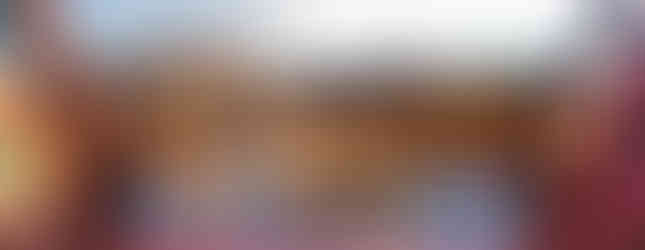 士林神農宮天井內懸掛的竹編裝置藝術作品《香火》，由藝術家林靖格創作。作品以竹篾編織成流動的線條，象徵香火升騰，分別呈現元寶、稻穗和太歲符的形態，展現傳統信仰與當代藝術的融合。