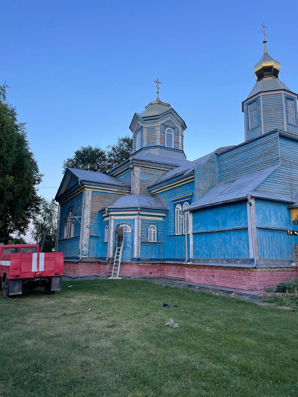 Фарбування дерев’яної церкви в с. Святець: Масштабне перевтілення фасаду