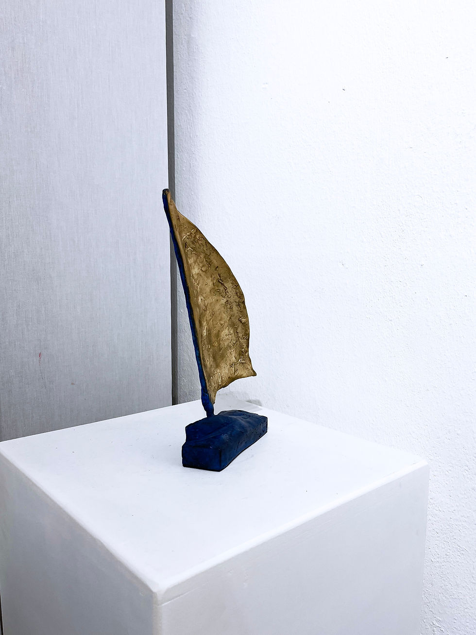 Miniature : Le petit voilier or et bleu marine... | 28cm
