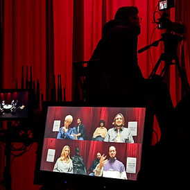 Backstages d'un plateau de tournage montrant des acteurs en action devant la caméra, avec le retour caméra visible