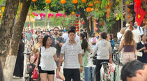 Một đô thị cổ nhỏ bé với diện tích chưa đầy 2km² nhưng mỗi năm đón hàng triệu lượt du khách trong và ngoài nước. Sau đại dịch COVID-19, tốc độ phục hồi của Hội An khiến nhiều người bất ngờ. Từ khoảng 1,5 triệu lượt khách năm 2020, đến năm 2025, lượng khách đến Hội An đã tăng lên hơn 5,6 triệu lượt, doanh thu du lịch – dịch vụ đạt gần 6.500 tỷ đồng.