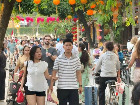 Một đô thị cổ nhỏ bé với diện tích chưa đầy 2km² nhưng mỗi năm đón hàng triệu lượt du khách trong và ngoài nước. Sau đại dịch COVID-19, tốc độ phục hồi của Hội An khiến nhiều người bất ngờ. Từ khoảng 1,5 triệu lượt khách năm 2020, đến năm 2025, lượng khách đến Hội An đã tăng lên hơn 5,6 triệu lượt, doanh thu du lịch – dịch vụ đạt gần 6.500 tỷ đồng.