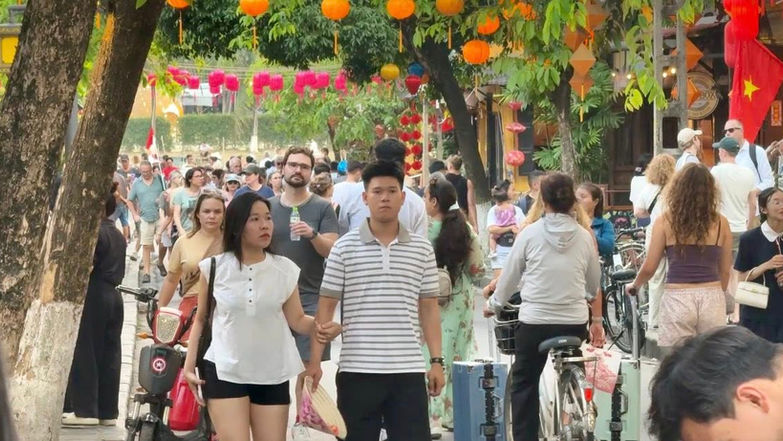 Một đô thị cổ nhỏ bé với diện tích chưa đầy 2km² nhưng mỗi năm đón hàng triệu lượt du khách trong và ngoài nước. Sau đại dịch COVID-19, tốc độ phục hồi của Hội An khiến nhiều người bất ngờ. Từ khoảng 1,5 triệu lượt khách năm 2020, đến năm 2025, lượng khách đến Hội An đã tăng lên hơn 5,6 triệu lượt, doanh thu du lịch – dịch vụ đạt gần 6.500 tỷ đồng.