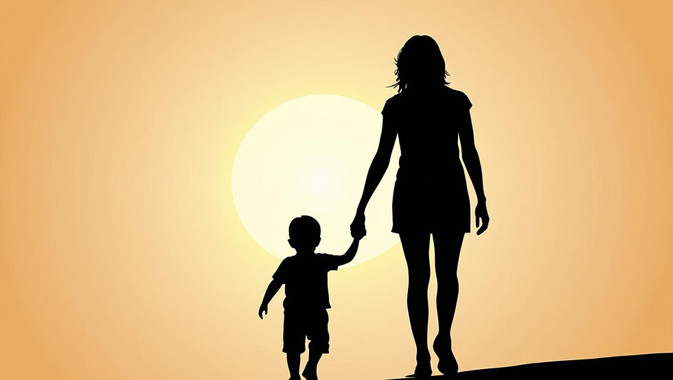Mutter mit Kind im Sonnenuntergang