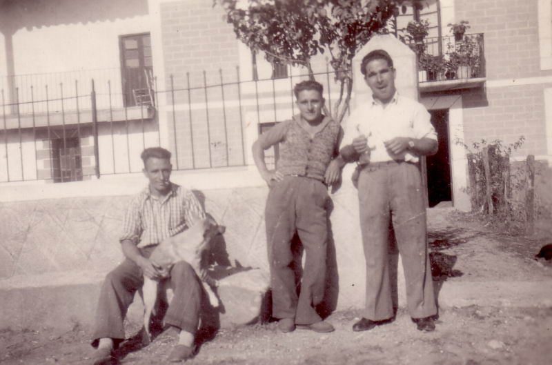 030.- 1946 aprox.- Delante de casa de Pascual