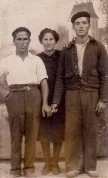 029.- 1946 aprox. Vitorino, Miguel y Consuelo