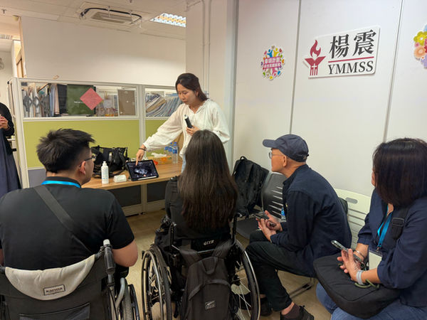 言語治療師高姑娘示範如何應用portable Ultrasound 於患者吞嚥評估2.jpeg