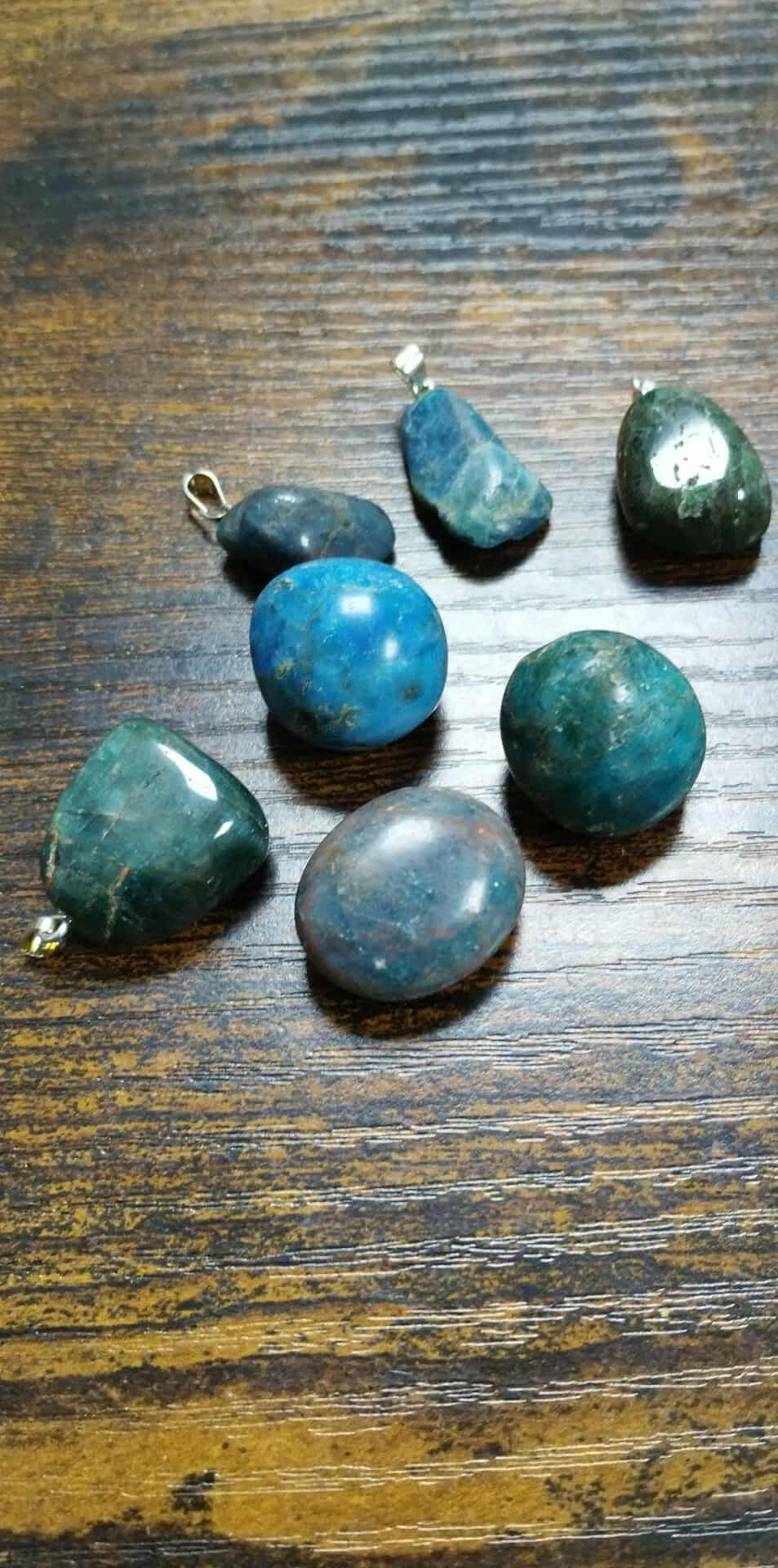 Pendentif ou pierre roulée apatite