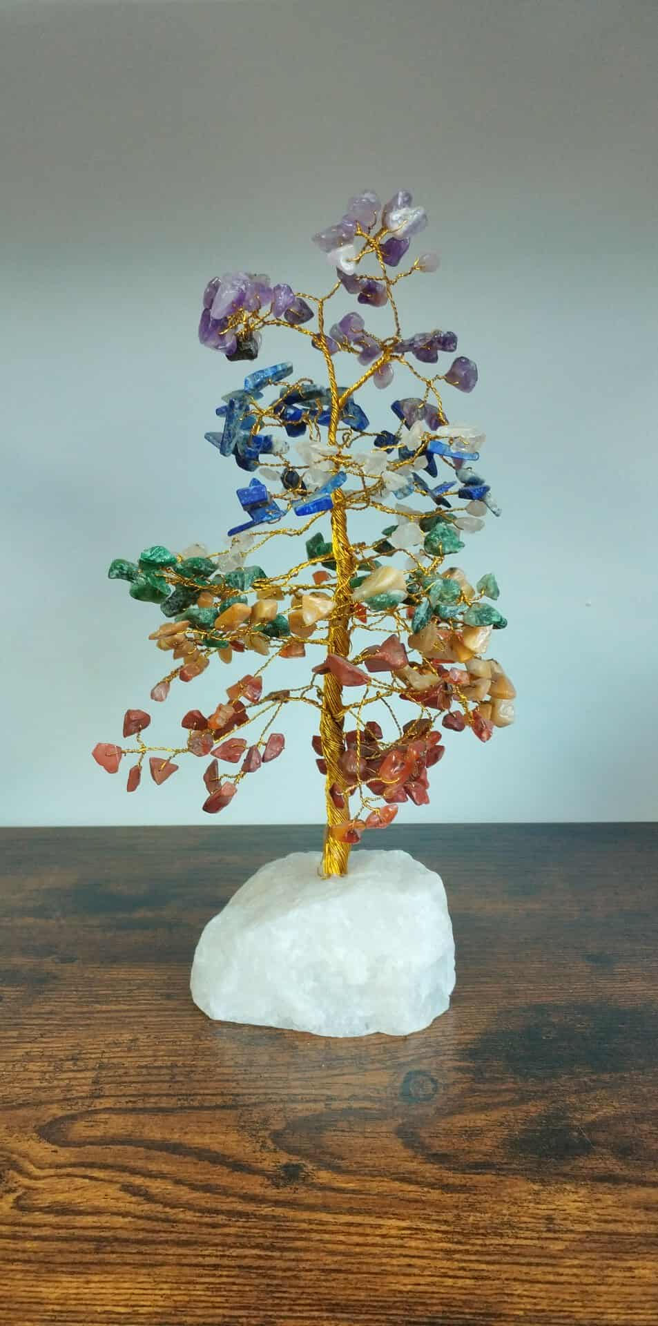 Arbre feng shui 25 cm, pierres des 7 chakras, base en quartz blanc. Élégant et énergétique.