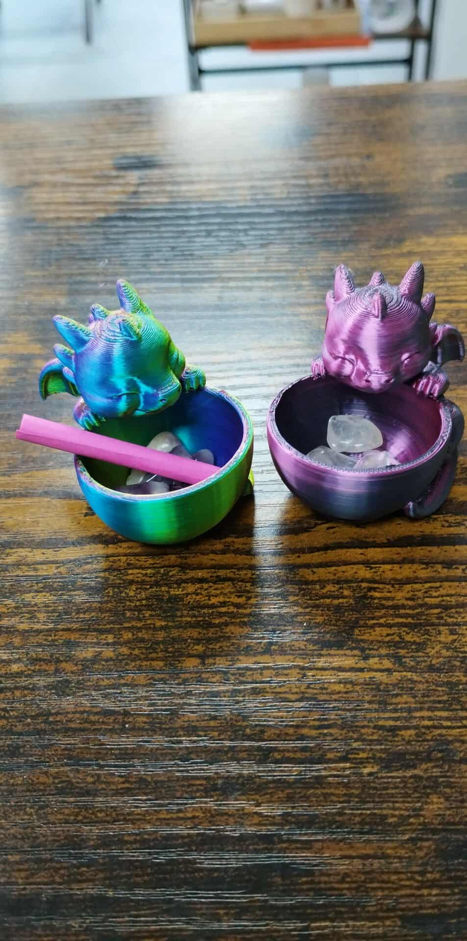 Petit dragon coloré avec pierres et message oracle. Gardien d’intention ou mini rituel du jour. Prix à la pièce, couleur au c