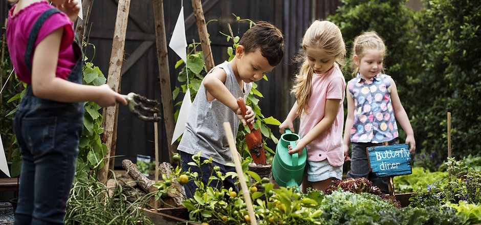 Kinder im Garten