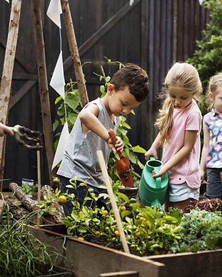 Enfants dans le jardin