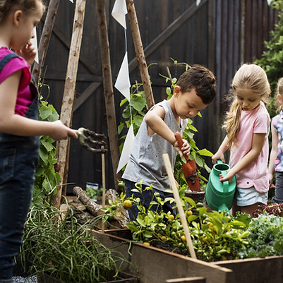 Enfants dans le jardin