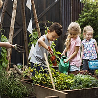 Kinder im Garten