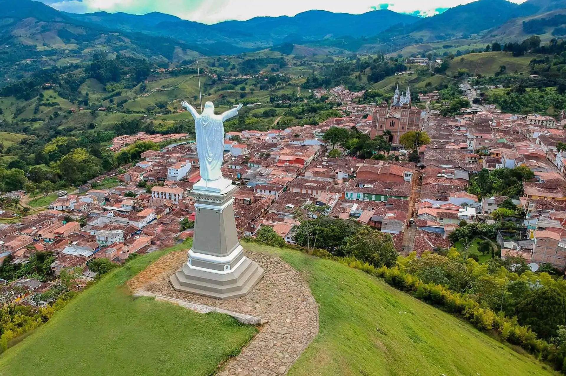 ¡Bienvenidos a Jericó, un tesoro cultural en el corazón de Antioquia! Como experto en marketing turístico con más de 20 años de experiencia, te invito a descubrir este encantador municipio que te sorprenderá con su rica historia, impresionante arquitectura y una atmósfera llena de autenticidad.
Jericó, también conocido como "El Alma de Antioquia", te recibirá con los brazos abiertos y te invitará a sumergirte en su encanto. Su centro histórico te transportará a otra época, con calles empedradas, coloridas fachadas y plazas pintorescas. Camina por sus calles y admira la arquitectura colonial de sus iglesias y casas tradicionales, cada una con su propia historia fascinante.
Pero Jericó no es solo un museo al aire libre, también es un destino vibrante lleno de experiencias únicas. Descubre la rica cultura local a través de la música, la danza y las tradiciones ancestrales que se mantienen vivas en esta tierra. Participa en festivales y eventos folclóricos que te sumergirán en la autenticidad de la región.
Los amantes de la naturaleza también encontrarán en Jericó un paraíso para explorar. Rodeado de montañas y valles exuberantes, ofrece una variedad de actividades al aire libre, como senderismo, observación de aves y paseos en bicicleta de montaña. Sumérgete en la serenidad de los paisajes naturales y disfruta de vistas panorámicas que te quitarán el aliento.
La gastronomía de Jericó es otro tesoro que no puedes perderte. Deléitate con platos típicos como el tamal antioqueño, la arepa de chocolo y el café de la región, conocido por su calidad excepcional. Cada bocado será una explosión de sabores auténticos que te conectarán con la tradición culinaria de Antioquia.
Jericó es un destino turístico inteligente comprometido con la sostenibilidad y la preservación de su patrimonio. La infraestructura turística en constante crecimiento garantiza comodidad y servicios de alta calidad para los visitantes. Ya sea que prefieras alojarte en una acogedora casa de campo o en un hotel boutique, serás recibido con la cálida hospitalidad de los lugareños.
Ven y descubre la magia de Jericó, un lugar donde la historia y la autenticidad se fusionan para ofrecerte una experiencia inolvidable. Sumérgete en la riqueza cultural, la belleza natural y la deliciosa gastronomía de este municipio. ¡Crea recuerdos inolvidables en cada rincón de Jericó y déjate cautivar por su encanto único en Antioquia!