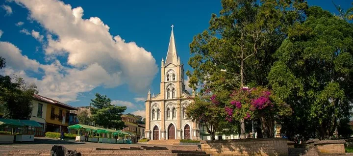 ¡Bienvenidos a Caramanta, un tesoro escondido en el Departamento de Antioquia que te dejará sin aliento! Con más de 20 años de experiencia en marketing turístico, te invito a descubrir este encantador municipio y todas las maravillas que tiene para ofrecer.
Situado en medio de un paisaje montañoso espectacular, Caramanta te cautivará con su belleza natural y su autenticidad. Desde el primer momento, serás recibido por la calidez de su gente, quienes te harán sentir como en casa y te invitarán a sumergirte en su cultura local.
Si eres amante de la naturaleza, Caramanta te sorprenderá con su entorno pintoresco y sus paisajes de ensueño. Explora sus senderos y déjate maravillar por la biodiversidad que encontrarás en el Parque Natural Cerro del Padre Luna. Desde cascadas cristalinas hasta flora exuberante, este lugar te transportará a un paraíso natural.
Pero Caramanta no solo es un destino para los amantes de la naturaleza, también cuenta con un patrimonio histórico y cultural fascinante. Recorre las calles empedradas del centro histórico y admira la arquitectura colonial de sus iglesias. Sumérgete en la vida cotidiana de los locales mientras visitas sus coloridos mercados y descubres las tradiciones ancestrales que han pasado de generación en generación.
Los amantes de la aventura encontrarán en Caramanta un destino emocionante. Desde el senderismo hasta la escalada en roca, hay actividades para satisfacer a los más intrépidos. Explora las montañas y cañones cercanos, y maravíllate con las vistas panorámicas que te esperan en la cima.
Caramanta es un lugar donde la autenticidad y la hospitalidad se unen para ofrecerte una experiencia única. Disfruta de la deliciosa gastronomía local, donde los sabores tradicionales se combinan con ingredientes frescos de la región. Prueba platos típicos como el tamal santafereño, la arepa antioqueña y los dulces artesanales que deleitarán tu paladar.
Con una infraestructura turística en constante crecimiento, Caramanta se ha convertido en un destino turístico inteligente, brindando comodidad y servicios de alta calidad a sus visitantes. Comprometido con la sostenibilidad, este municipio se enorgullece de su desarrollo responsable y su integración de tecnología para mejorar la experiencia del turista moderno.
Ven y descubre el encanto de Caramanta, un lugar donde la naturaleza y la cultura se entrelazan para ofrecerte una experiencia inolvidable. ¡Déjate llevar por la magia de este destino mágico y crea recuerdos duraderos en cada rincón de este paraíso escondido en Antioquia!