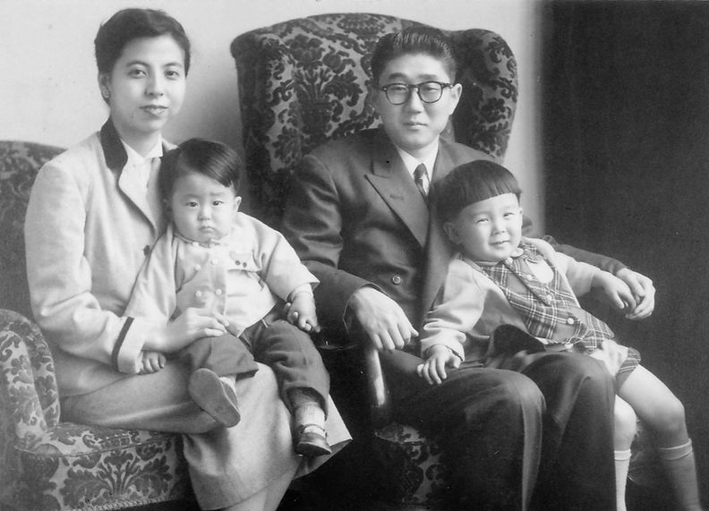 SHINZO ABE FAMILY 1956 1ab.jpg