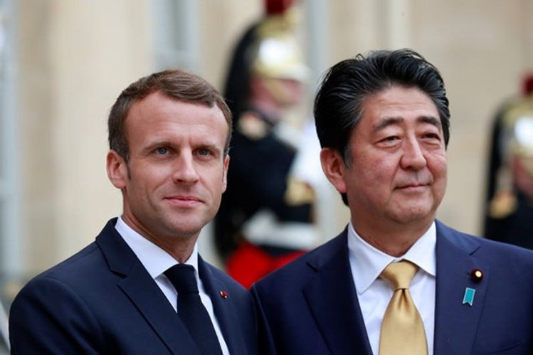 MACRON SHINZO ABE 1ab.jpg