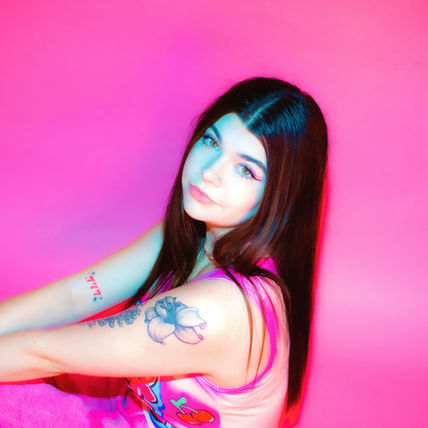 Xoë Miles Turns Heartbreak Into High-Voltage Alt-Pop on “Someone’s Somebody,” a Glitter-Soaked Meltdown You’ll Feel in Your Bones