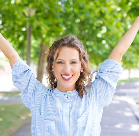 bonne-fille-insouciante-celebrant-le-succes (3).jpg