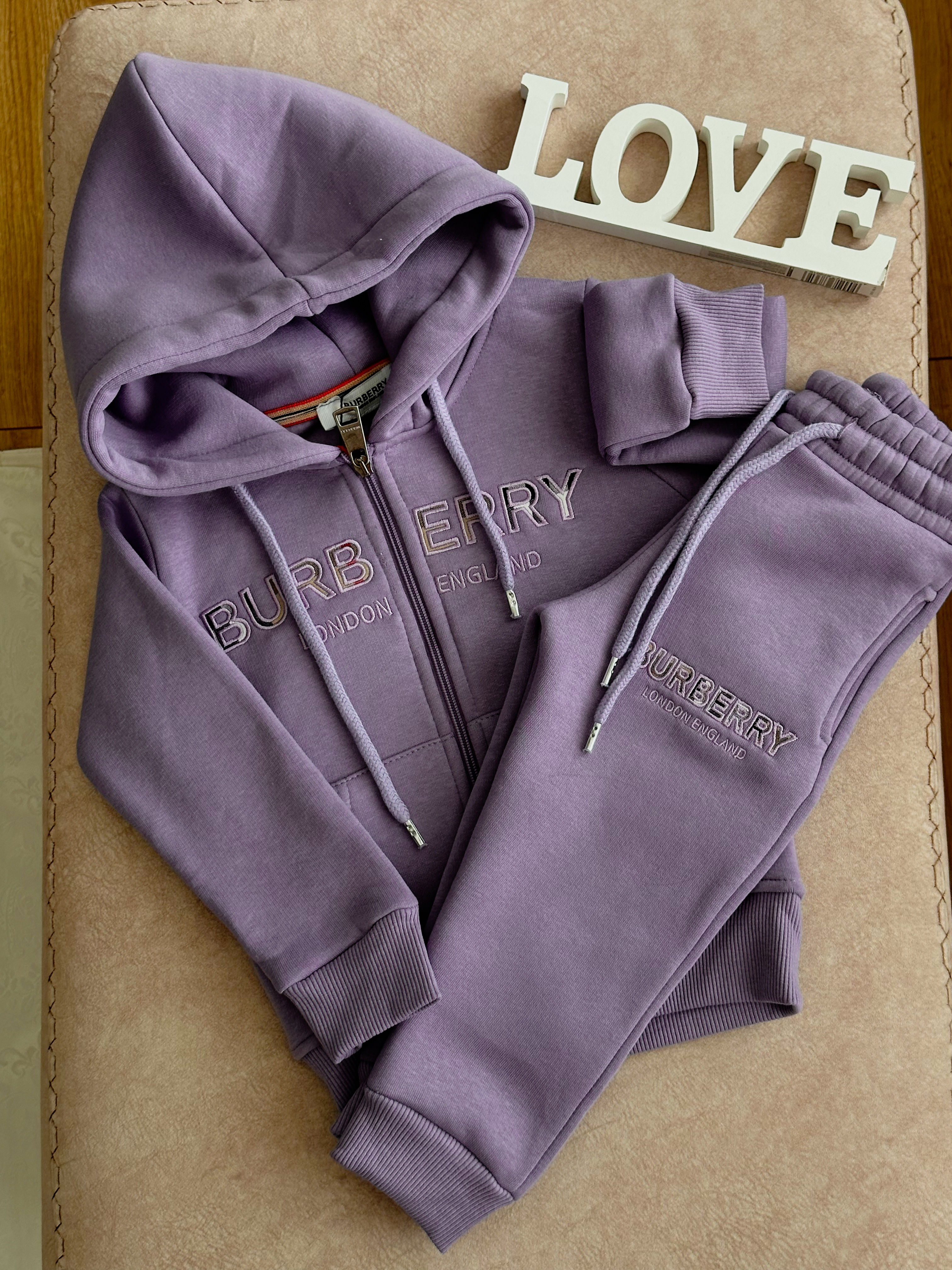 Kostum sportiv me push nga brenda