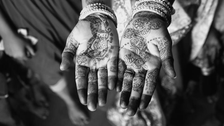 Le mehndī (de l'hindi ou de l'ourdou मेहन्दी, mehndī), ou harqûs (au Maghreb) désigne habituellement l'art du dessin fait au henné sur la peau.

Le mehndi est un équivalent éphémère du tatouage. Il est encore ou était populairement utilisé dans divers pays arabo-musulmans (Maghreb en particulier) et dans certaines parties de l'Asie.

Au Bangladesh, au Cachemire et au Soudan, cette forme d'art corporel est utilisée lors des mariages pour les deux jeunes mariés.
Au Rajasthan (Inde du nord-ouest), le mehndi est un art « folklorique »[1], et il est courant que les femmes se fassent des dessins aussi raffinés que ceux des jeunes mariés.

Dans le Maghreb[2] (Maroc, Algérie, Tunisie, Mauritanie notamment), le henné faisait traditionnellement partie de l'arsenal de la séduction féminine, en compléments de tatouages définitifs (faits à l'aiguille et utilisant le bleu ergoté[2] ou des encres noires), mais outre des fonctions esthétiques, il avait aussi des fonctions magiques et protectrices[2]. En effet, certains de ces tatouages étaient censés non seulement protéger le porteur des esprits maléfiques, du mauvais sort ou autre mais pouvaient avoir aussi un but thérapeutique. 
