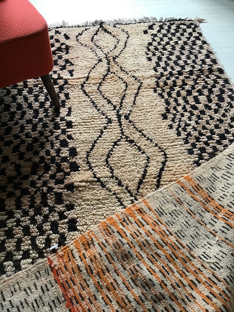 Thumbnail: tapis/berbere/gris/meuble/pas cher/monde sauvage/caravane/collection/mobilier/salon/canapé/vintage/HK living/déco/intérieur