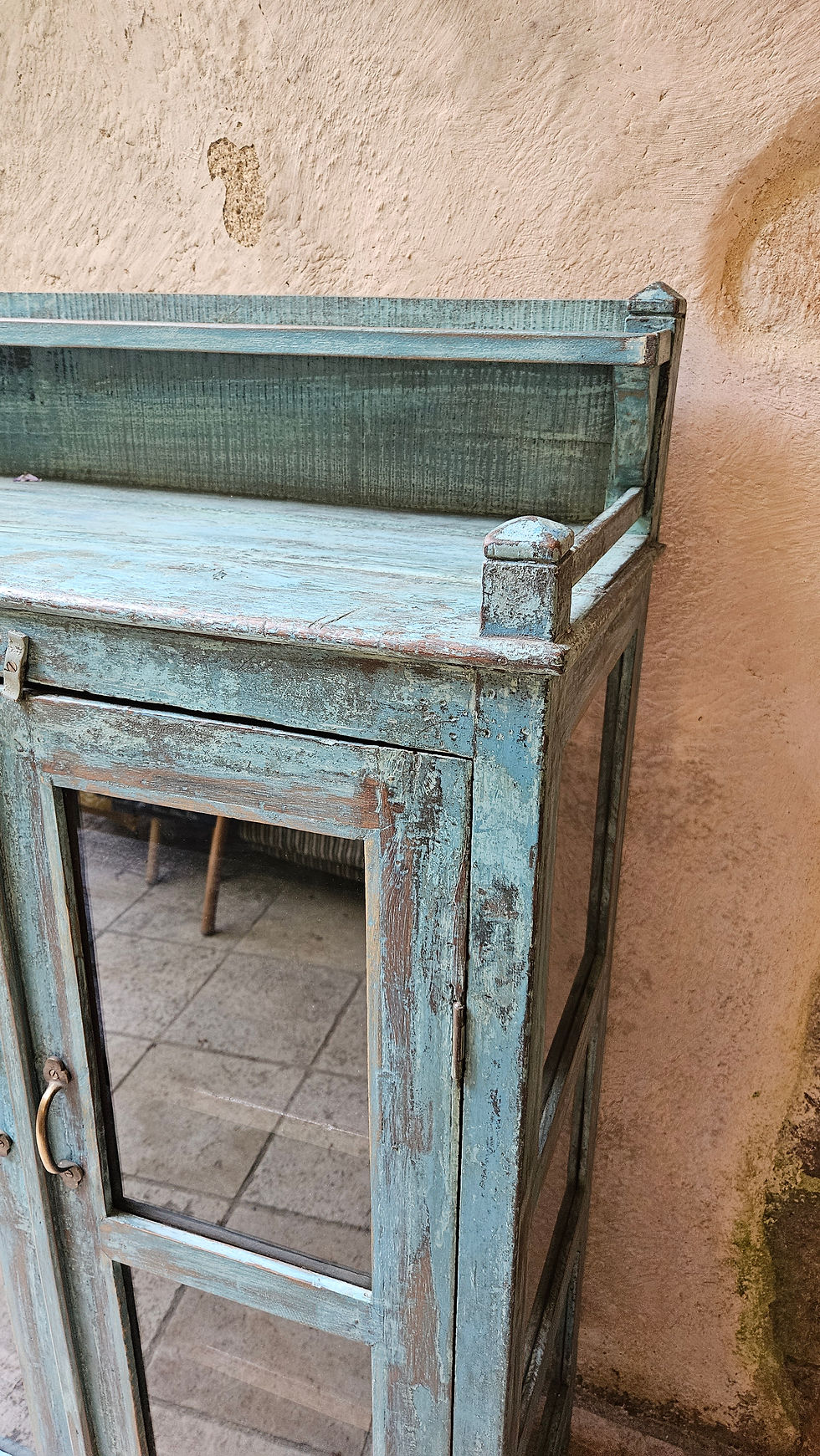 Meuble bois ancien avec vitrine/meuble vitré patine bleue/meuble indien bleu/brocante inde Paris/meubles indiens Lyon/antique