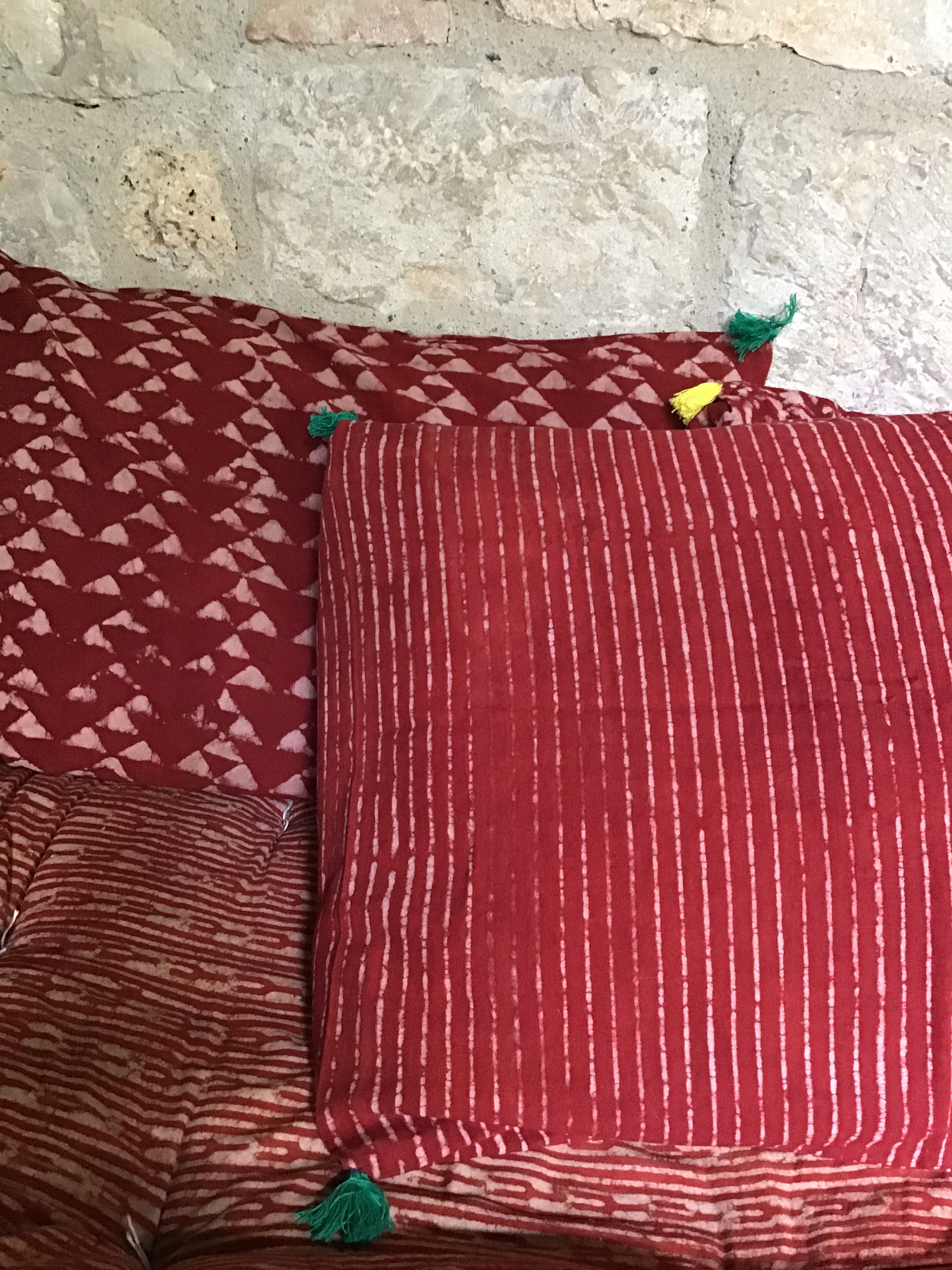 coussin rouge/coussin noir et blanc/coussin handblock/coussin tissu indien/meubles indiens/charpoy/lit indien/matelas charpoy