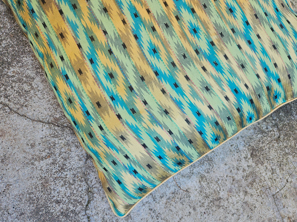 coussin imprimé géométrique/coussin indien en soie/housse coussin tissu soyeux/coussins caravane Paris/maison du monde/Figeac