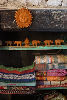 tissus indiens vintage/plaids vintage/couvre lit indien/boutis/edredons coton/banquettes indiennes/charpoys/charpoy/meuble indus/mobilier industriel/patines anciennes/meubles vintage/artisanat indien/poteries bishnoi/tableaux et bibelots, expositions artistes, prêt à porter fabriqué par nos mobilier indien/créations maison /carnets à dessin/notebook/poufs/affiches cinema indien/