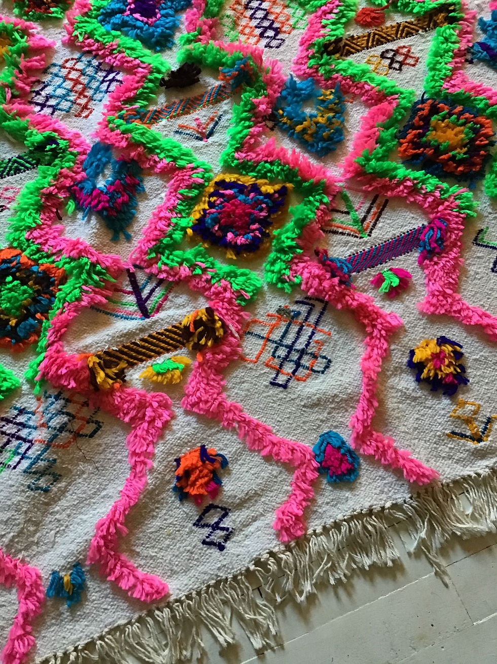 Thumbnail: tapis/berbere/gris/meuble/pas cher/monde sauvage/caravane/collection/mobilier/salon/canapé/vintage/HK living/déco/intérieur