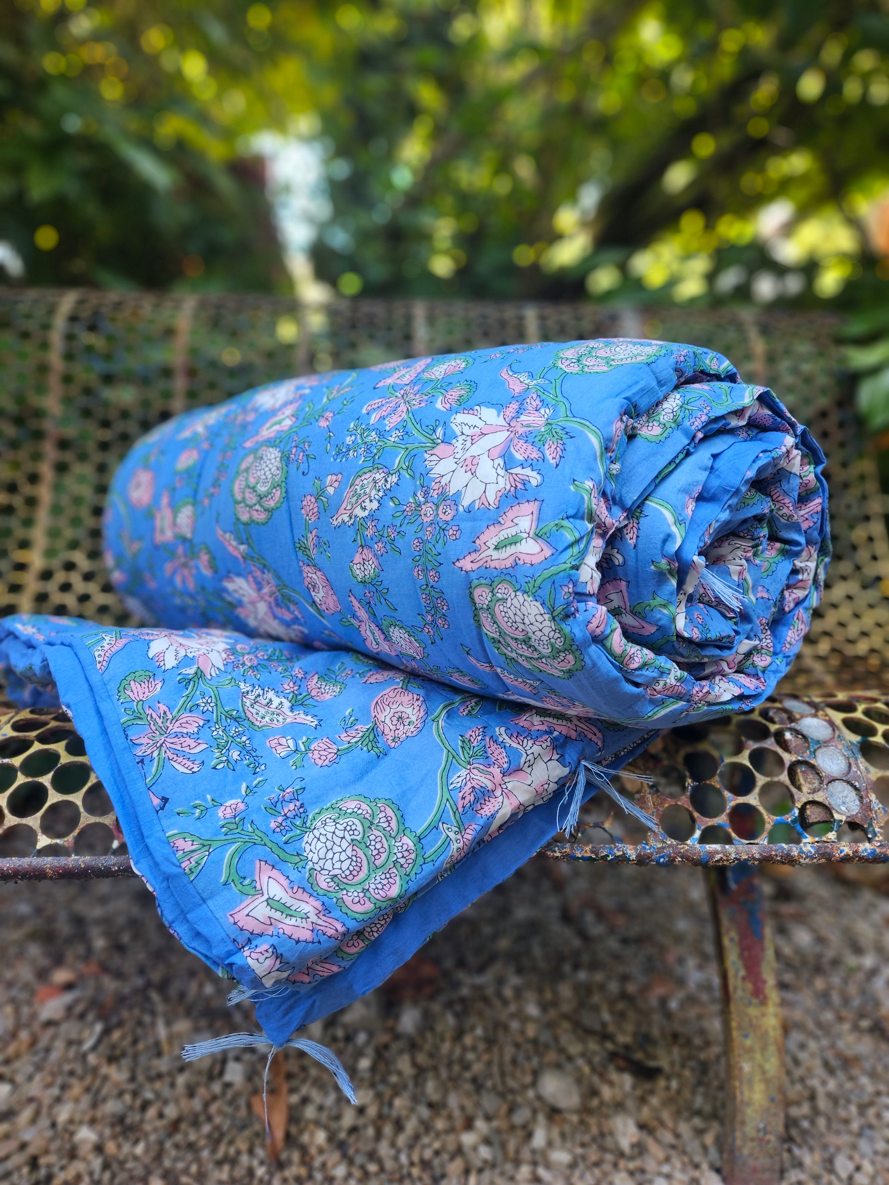 edredon caravane/édredon bleu et blanc/édredon réversible/tissu inde/édredon caravane/édredon delamaison/La maison générale